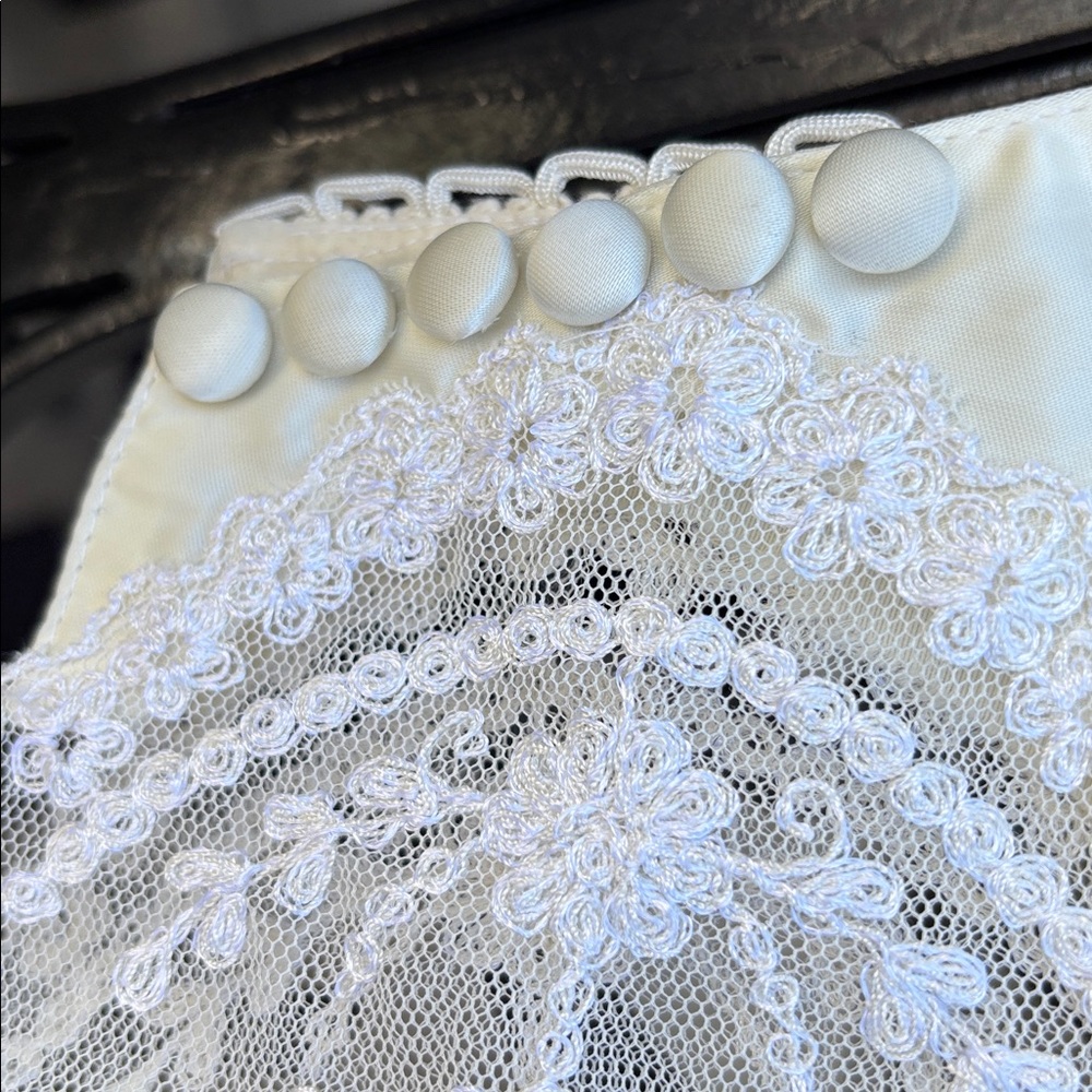 Vintage Elegant Ivory Wedding Dress with Train
size 2 - Picture 5 of 9